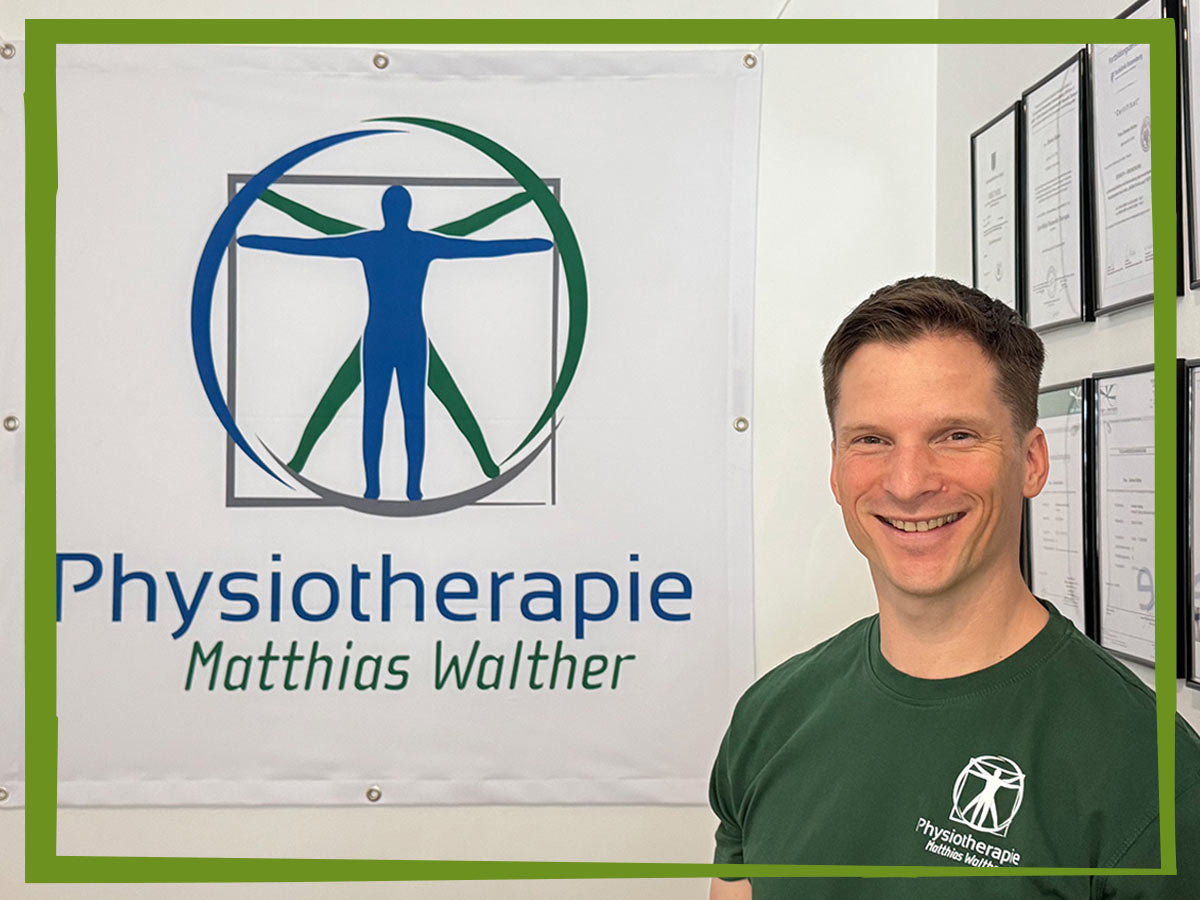 Das Bild zeigt den Inhaber der Physiotherapiepraxis Matthias Walther vor seinem Logo und Auszeichnungen